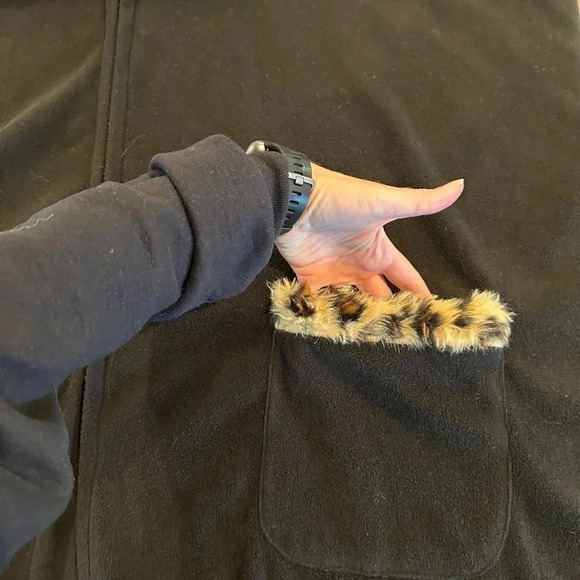 Midnight Velvet Black & Leopard Print Faux Fur Neckline and Pockets Cape - Picture 10 of 11